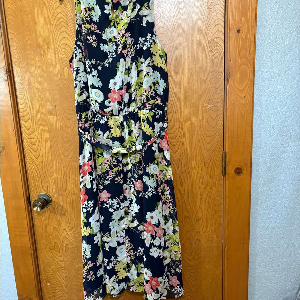 Covington Feminine Floral Maxi Dress - Picture 5 of 10